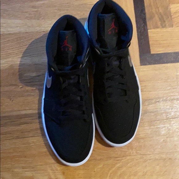 Air Jordon 1 mid “Johnny Kilroy” - Picture 2 of 4